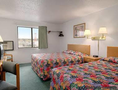 Super 8 By Wyndham Glendive Hotel Buitenkant foto