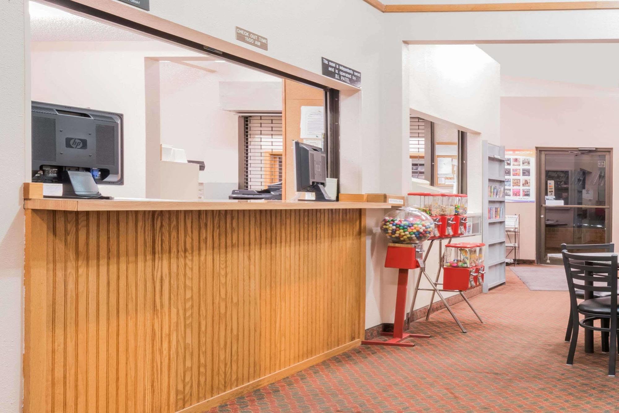 Super 8 By Wyndham Glendive Hotel Buitenkant foto