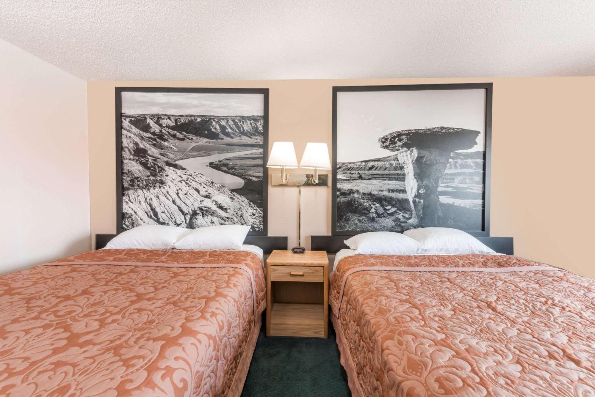 Super 8 By Wyndham Glendive Hotel Buitenkant foto